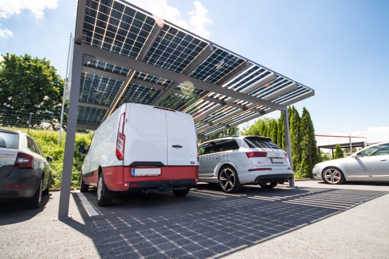 Photovoltaik-Carports mit PV-Paneelen